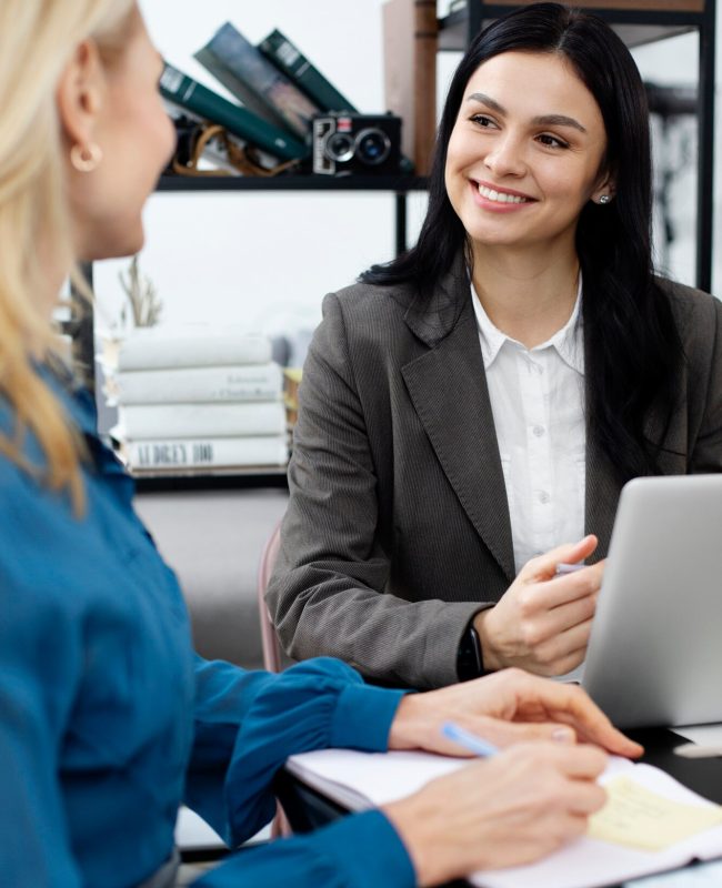 cerrar-mujeres-trabajando-laptop_23-2149300684 cerrar-mujeres-trabajando-laptop_23-2149300684